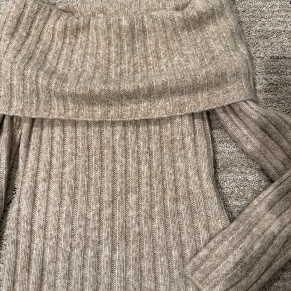 Abercrombie and Fitch off shoulder sweater size small - Picture 2 of 4